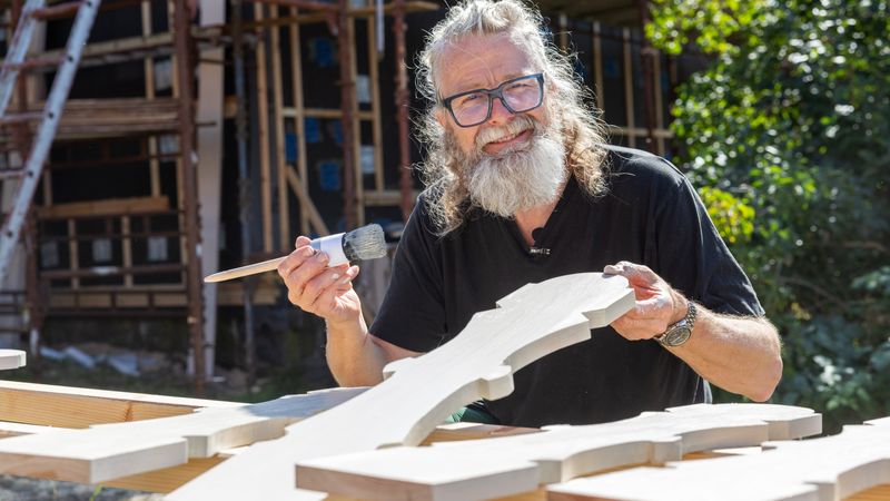 – Det er viktig å ta vare på vakre detaljar i gamle hus, seier TV-handverkaren Einar Nilsson. Foto: Jan Inge Skogheim / Fotspor Film.