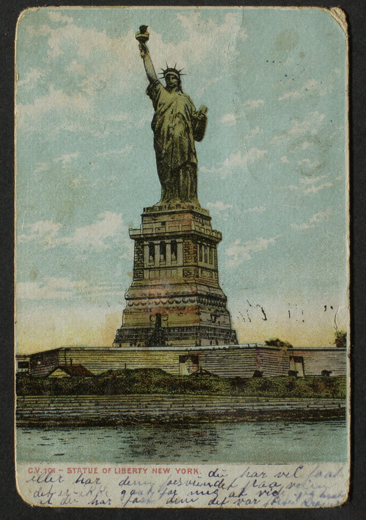Postkort av Fridomsstatuen i New York sendt av ein norsk innvandrar. Foto: Nasjonalbiblioteket.