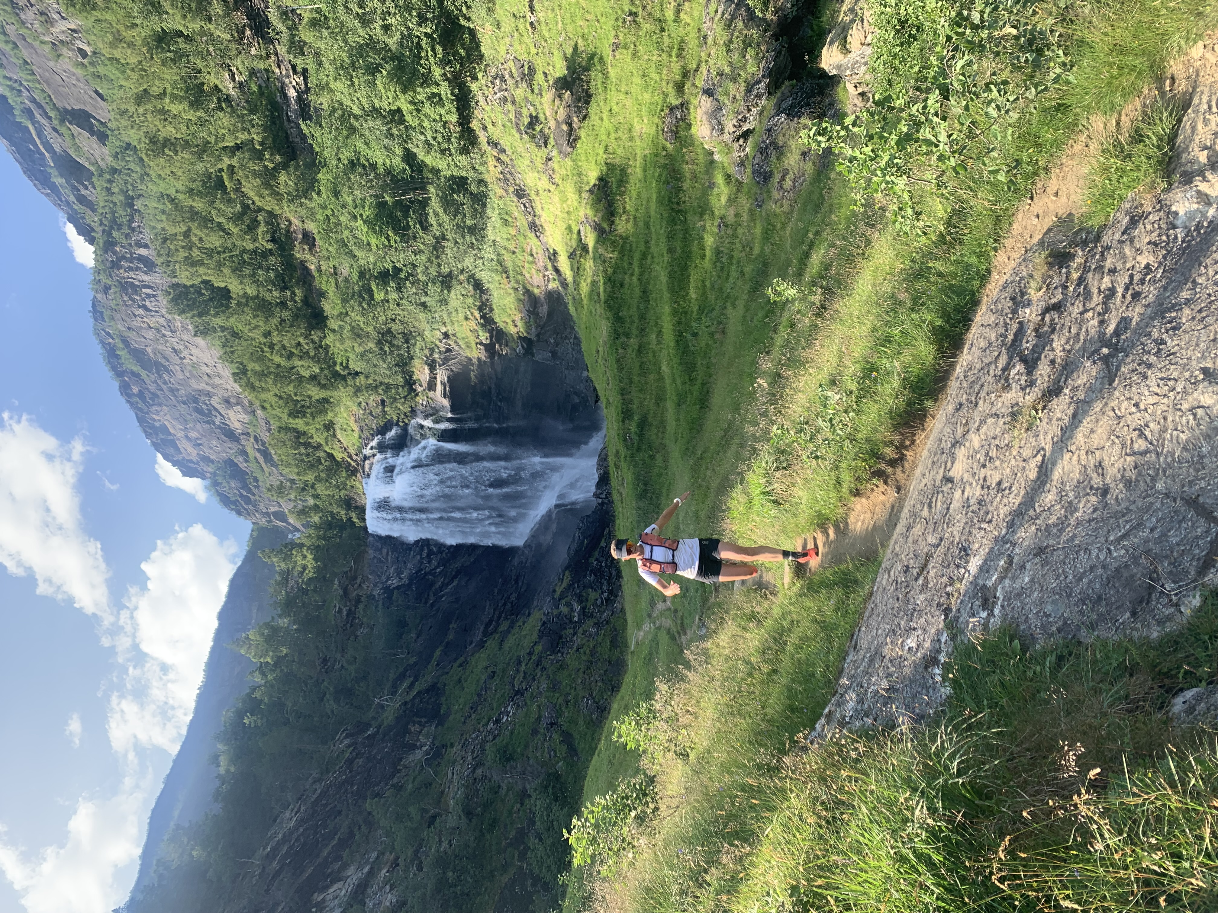 Gunhild Aaslie Solldal i fint driv gjennom i Mørkridsdalen med Mørkridsfossen i bakgrunnen. Foto: Anette Wilhelmsen