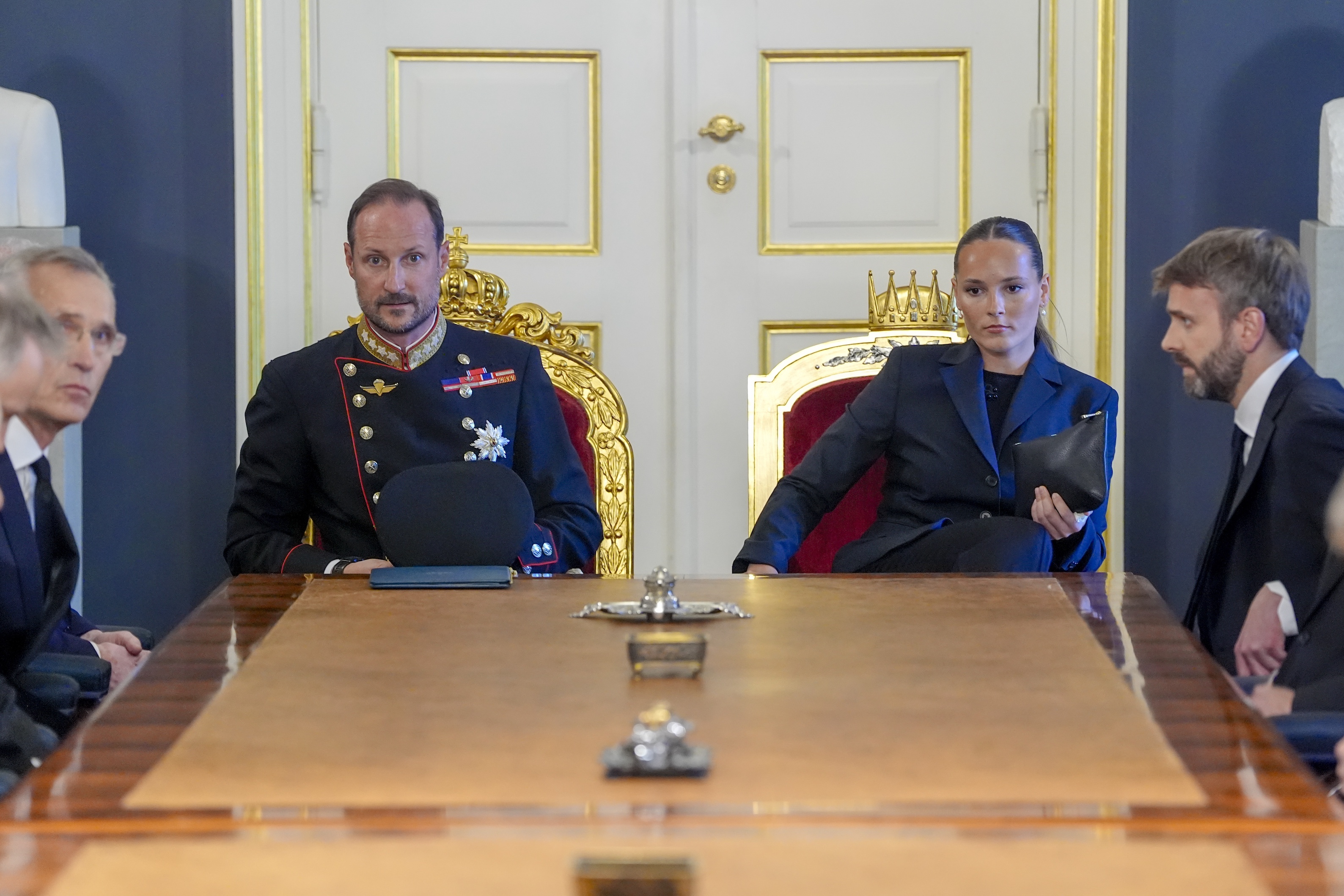 Den nye kongen og kronprinsessa tok imot regjeringa til ekstraordinært statsråd fredag, etter bortgangen til kong Harald. Foto: Heiko Junge / NTB / NPK