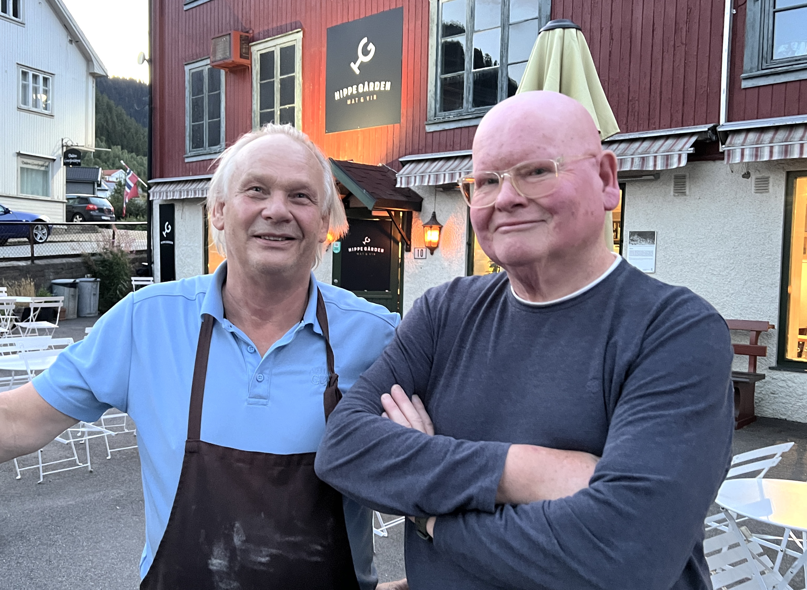 Finn Eirik Larsen samarbeider godt med lokale aktørar når Smaksrike turnerer landet. Her saman med restauratør Per Hvitslock som driv Hippegården på Fagernes. (Foto: Fretta.)
