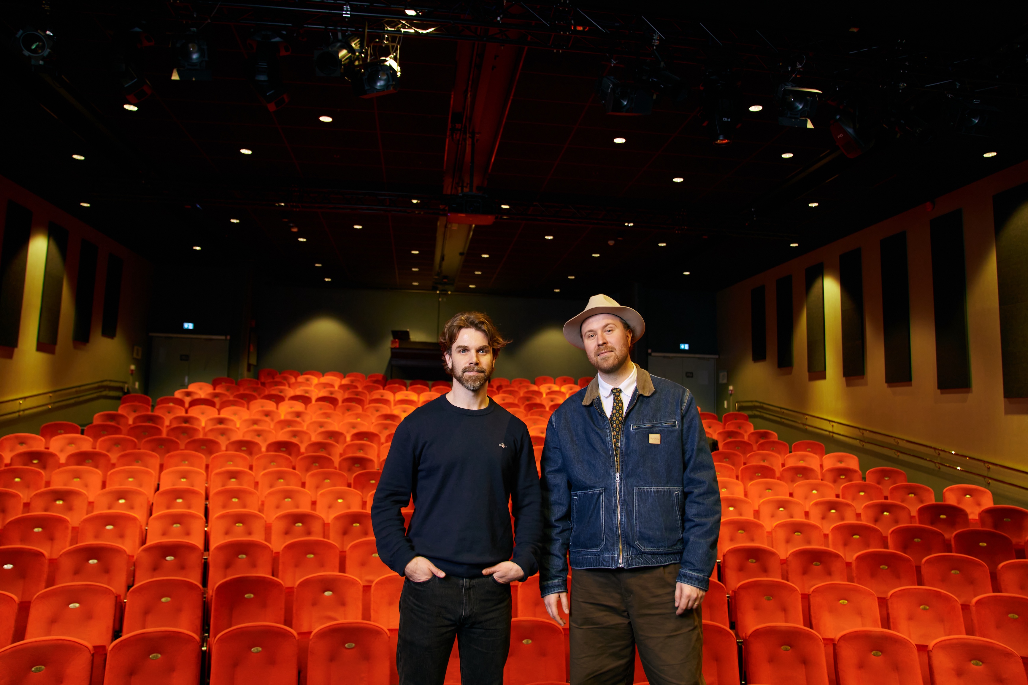 Aleksander Raftevold (t.h.) saman med Sebastian Berg i viseduoen Raftevold & Berg, som er tøffe nok til å invitere oslobygdi til ei eineståande førestilling. Foto : Are Næsset
