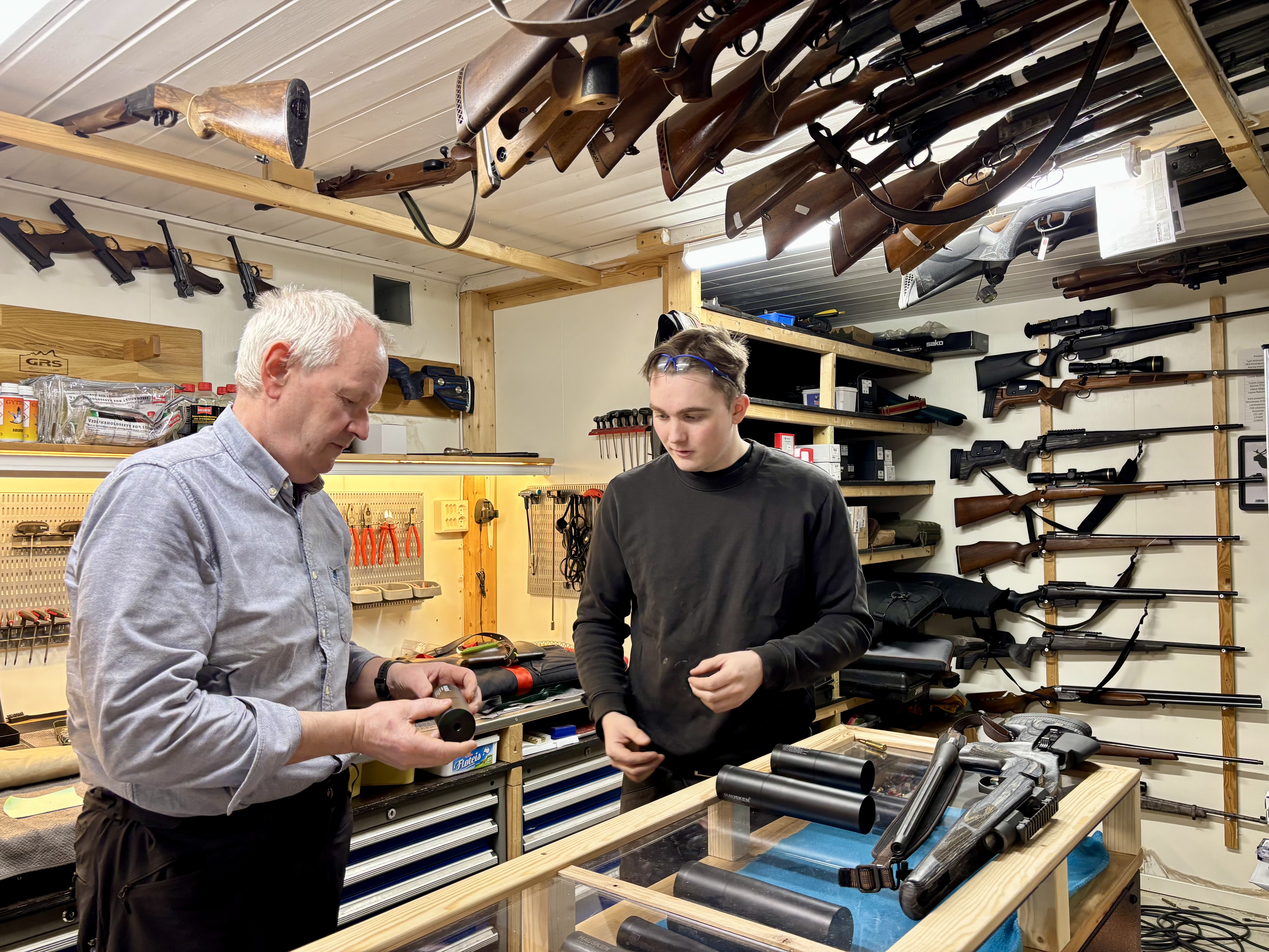 Atle Bjarne Aase er innom for våpenservice. Han er ikkje spesielt jaktinteressert, fortel han, men har sett seg lei på all hjorten som tråkkar ned gjerda hans og et opp rundballane. Foto: Heidi Molstad Andresen / NPK