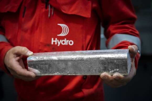 Det er stor uvisse om utviklinga framover, for Hydro og for industri verda over, seier informasjonsdirektør Halvor Molland i Hydro etter at USA innførte toll for land over heile verda. Illustrasjonsfoto: Ole Berg-Rusten / NTB