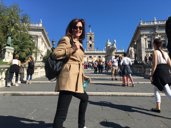 Kristin Flood har to hjemland, Norge og Italia.  Hun bor i Venezia, men her er hun i Cordonata i Roma, på vei til Piazza Capidoglio - et av Michelangelos verk. Foto: Privat. 
