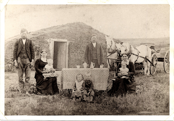 Norsk immigrantfamilie i Nord-Dakota truleg i rundt 1886. Foto: Ukjent