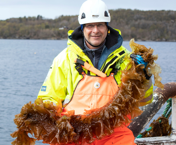 Harald Sveier viser fram nyhausta tare på anlegget Flatøyflu i Hordaland. Foto: Silje Katrin Robinson
