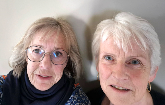 Gitte Vinther (t.v.) er leiar og Kari Opstad er nestleiar i styret for Vestnes seniorakademi. Foto: Privat.