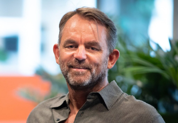 – Når vi blir 60 får vi ei ekstra ferieveke. Eg er ikkje heilt der endå, men eg treng ikkje det. Det eg treng er utvikling, ikkje avvikling, seier professor Andreas Norgår Thon ved Høyskolen Kristiania. Foto: Kristiania / NPK