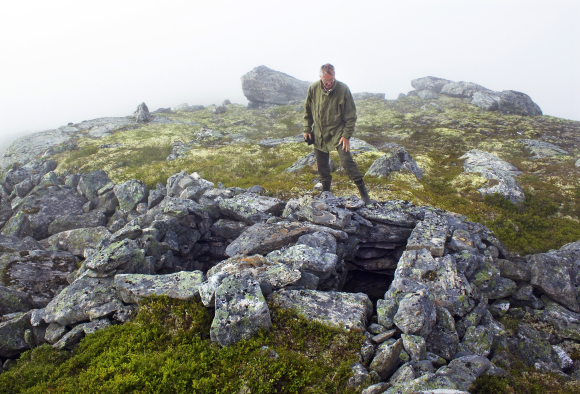 Astor Furseth ved ei dobbel fangstgrav ved Ølmevatnet i Tafjordfjella. Foto: Frank Furseth