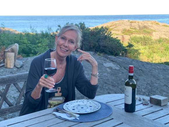 Krevende nytelse: Å nyte god vin er krevende ifølge forfatter Nils Are Økland – uten engasjert nærvær glipper den. Her tester Bodil Fuhr forfatterens metode.