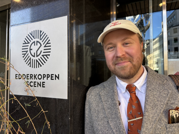 Aleksander Raftevold gler seg til å syngja og fortelja om det eventyrlege livet til besten på Edderkoppen scene. Foto : Jan Inge Fardal/ NPK