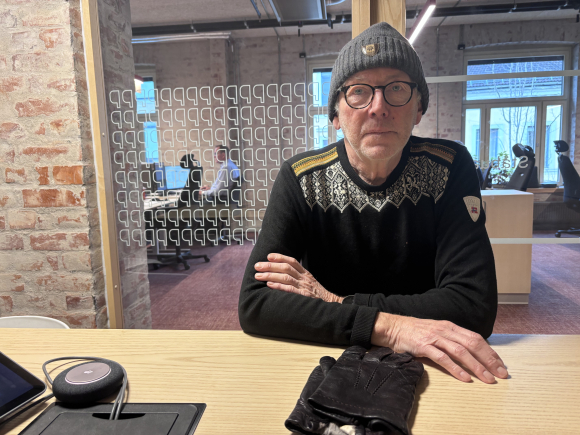 Mange hugsar Bjarte Ytre-Arne frå TV-suksessen «Halvsju» på 1980-talet, no lagar han bok om gode, gamle folk. Foto: Jan Inge Fardal / NPK