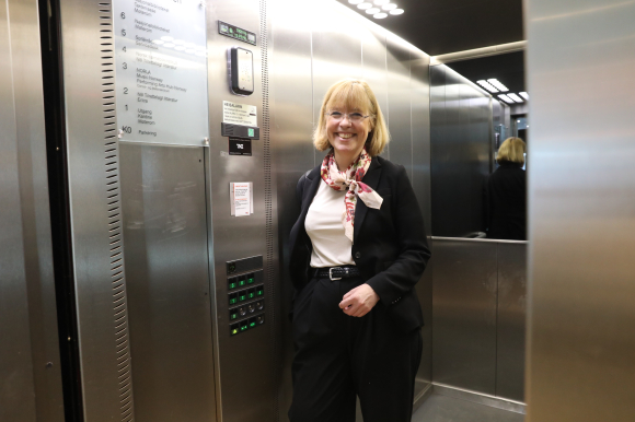Åse Wetås treng berre å ta heisen to etasjar opp når ho byrjar i den nye jobben sin som ny nasjonalbibliotekar. Foto: Kjell Åsmund Sunde/ NPK