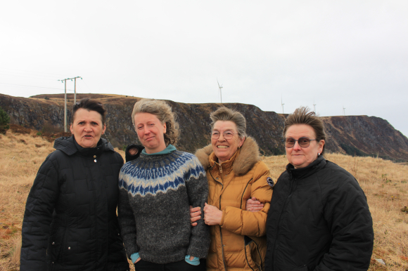Konflikten om vindkraft har ført til djupe splittingar i lokalsamfunnet på Haramsøya. Frå venstre: Anne Grete Johnsen, Randi Kjærstad Hagerup, Oddny Haram Halkjelsvik, Lisbeth Austnes. Foto: Peder Skjelten / NPK