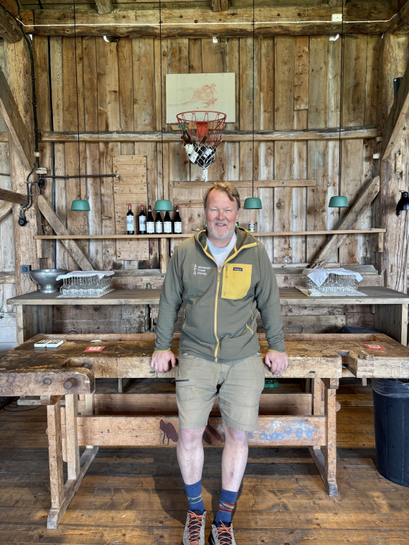 Didrick Ose har nytta fem millionar kroner på å sette i stand den gamle låven frå 1836, og slepp ikkje kven som helst inn. Foto: Heidi Molstad Andresen / NPK